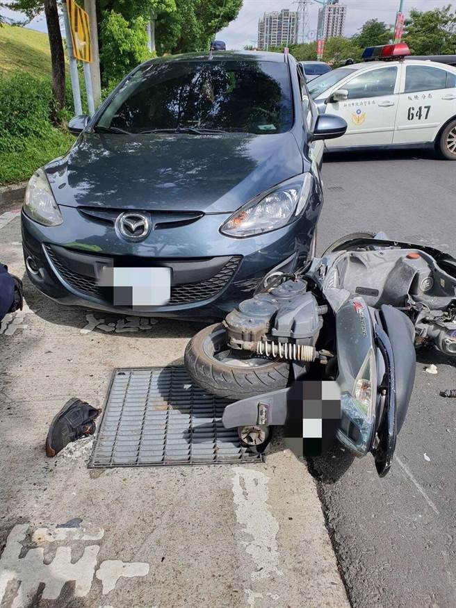 21歲王姓男子13日下午1時許，開車行經新北市板橋區環河西路與香社一路口，疑因闖紅燈與機車發生擦撞，王男一怒之先快速倒車衝撞機車，再拿出木棍刀毆傷騎士夫妻兩人。（翻攝畫面）