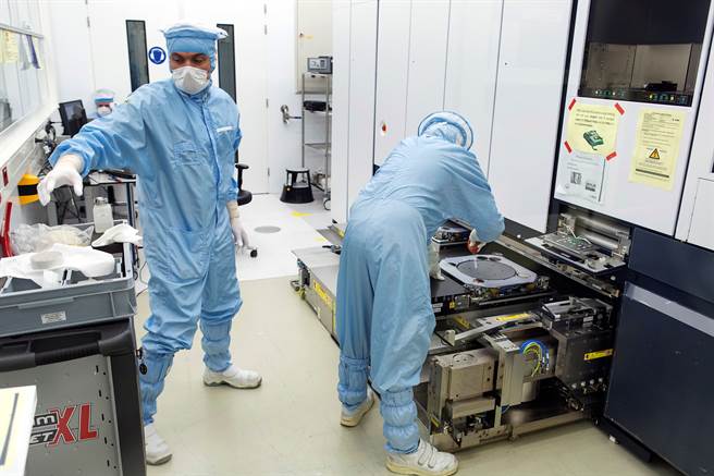 SK海力士的生产计画打算进口荷兰艾司摩尔(ASML)极紫外光(EUV)光刻机，为大陆无锡厂的一个量产设施进行升级。图为ASML人员正在调整EUV光刻机。（图／路透）