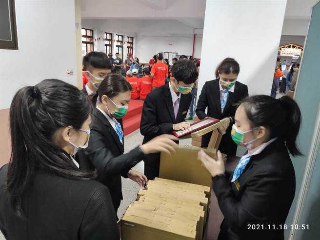 经济部中央地质研究所举办一年一度所庆，邀请华夏科技大学风铃亲善大使协助协助司仪和颁奖。（华夏科大提供）