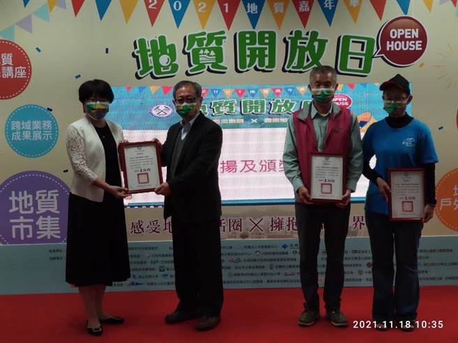 经济部中央地质研究所举办一年一度所庆，邀请华夏科技大学风铃亲善大使协助协助司仪和颁奖。（华夏科大提供）