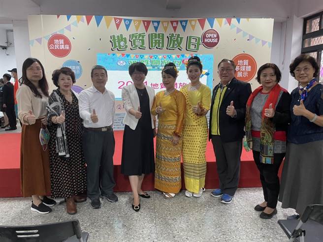 经济部中央地质研究所举办一年一度所庆，邀请华夏科技大学风铃亲善大使协助协助司仪和颁奖。（华夏科大提供）