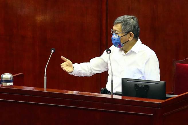 台北市原訂8月28日舉辦的四大公投，受到疫情影響延至12月18日投票，但北市議員徐弘庭發現，中選會所公告的投票人資格，仍為8月28日年滿18歲公民，眼看公投只剩1個月，若無法造冊，將有約5萬人「因奇怪的行政決議，被剝奪選舉權」，台北市長柯文哲18日備詢時，驚呼「哇，慘了慘了！」（鄧博仁攝）
