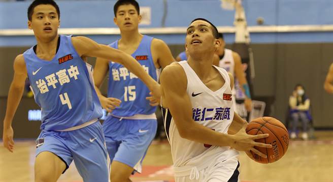 能仁潘偉傑（右）單場飆進7記三分球。（高中體總提供）