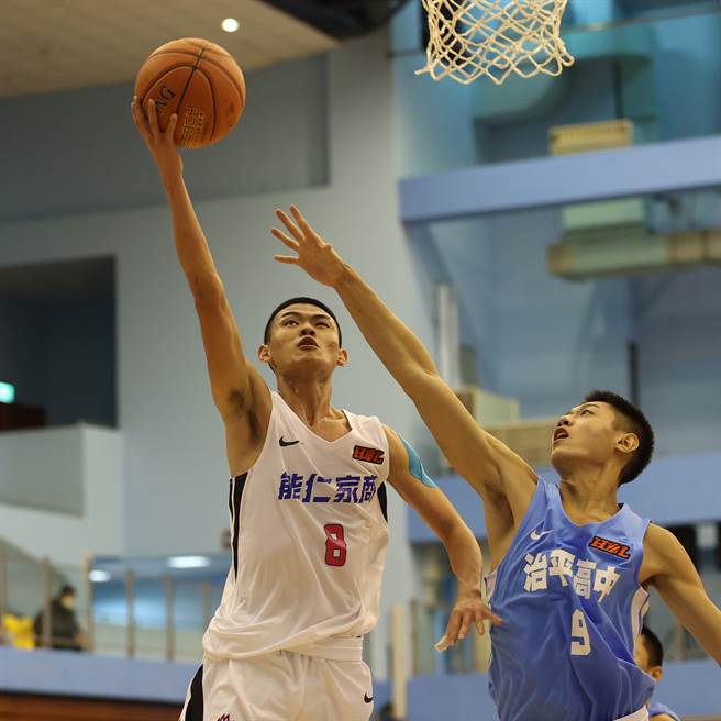 能仁家商林子皓（左）對治平高中轟下23分。（高中體總提供）