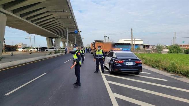 云林县台西警分局加强拦查砂石车，杜绝倾倒废弃物。（台西警分局提供／张朝欣云林传真）