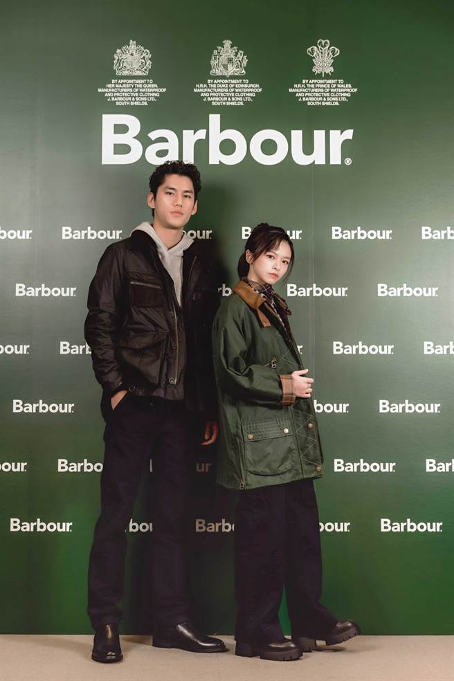 在影剧《逆局》、《天桥上的魔术师》表现亮眼的朱轩洋，和以《孤味》、《无声》大受好评，还拿下一座金马最佳新人奖的陈妍霏，两人可说是新生代实力派演员，但看到英伦品牌Barbour都忍不住开始换衣试穿。（Barbour提供）