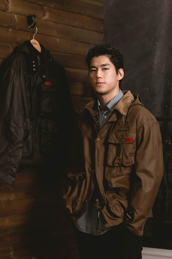 朱轩洋着穿【Barbour x C.P. Company 】La Mille 油布外套 售价 36800元。（Barbour提供）