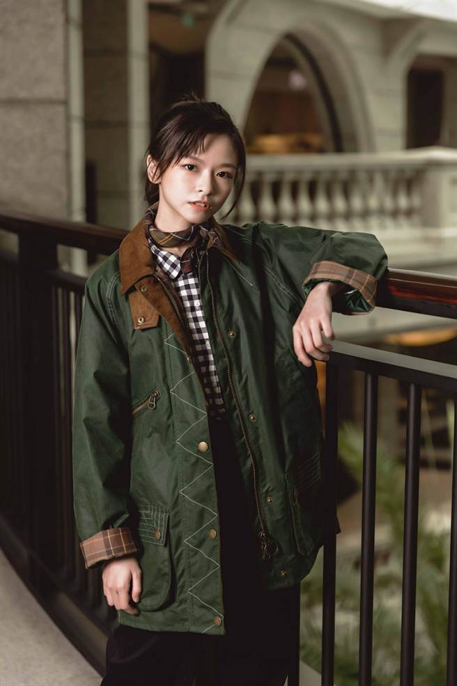 陈妍霏着穿【Barbour by ALEXA CHUNG 】Carmen油布外套 售价25800元。（Barbour提供）
