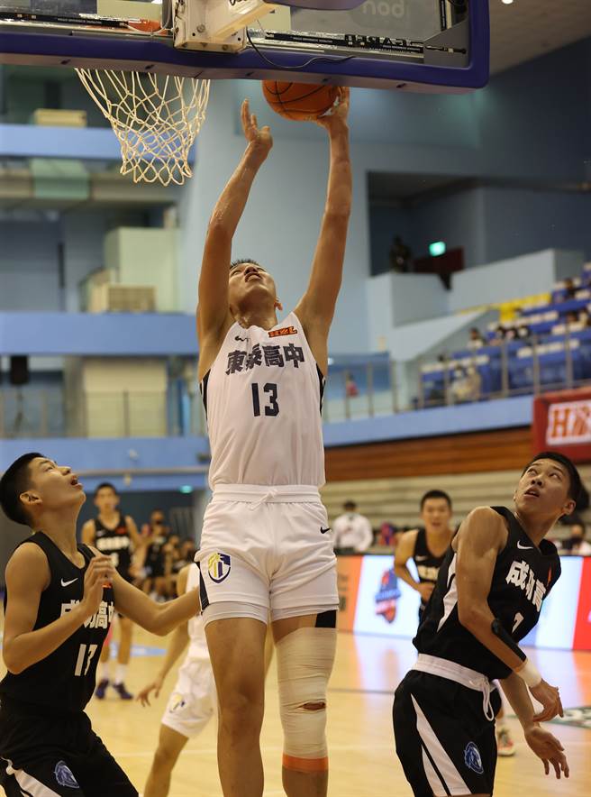 東泰高中胡晉豪對成功高中一戰發揮禁區威力，個人獨拿26分、12籃板，另送出5次阻攻。（高中體總提供）