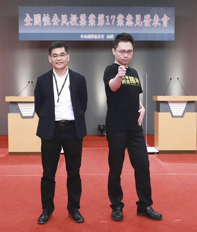 四大公投案第2場公投電視意見發表會，第17案重啟核四公投案中，反方代表台電核能發電處長許永輝（左）及正方代表公投領銜人黃士修（右）針鋒相對。（報系資料照）