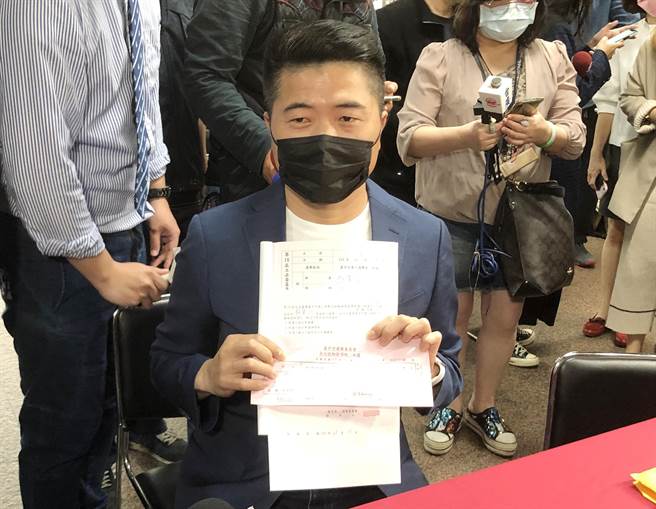 蓝营推出前立委顏宽恒代表出征，18日他单枪匹马亲自前往台中市选委会登记参选。（陈世宗摄）