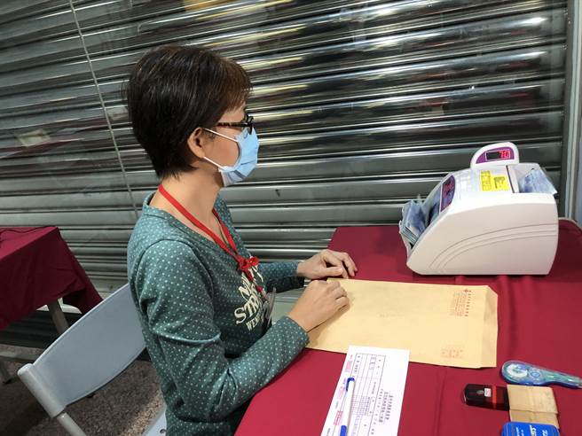 蓝营推出前立委顏宽恒代表出征，18日他单枪匹马亲自前往台中市选委会登记参选。（陈世宗摄）