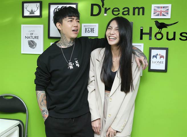 谢和弦（左）今和老婆莉娅一同出席。（粘耿豪摄）