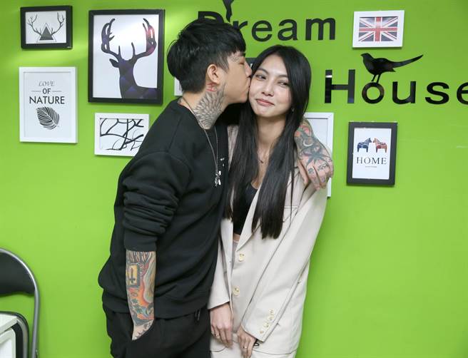 谢和弦（左）今和老婆莉娅一同出席。（粘耿豪摄）