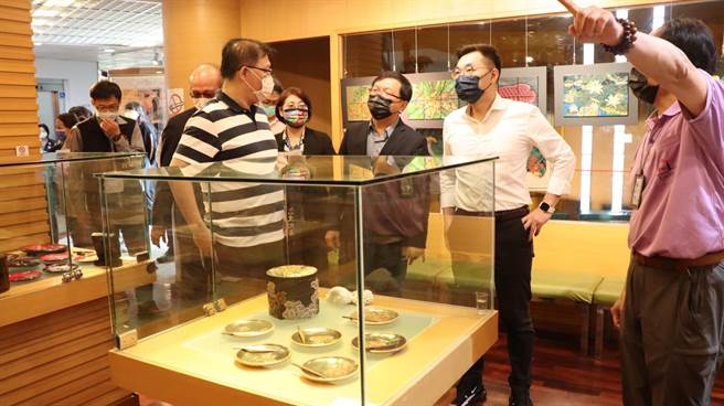 立法院教育文化委员会南下台中考察丰原漆艺馆。（王文吉摄）