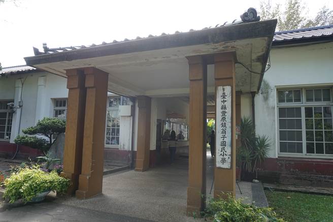 翁子国小的前身为1922年创立的「丰原公学校翁子分教场」，明年将迎接100周年校庆。（王文吉摄）