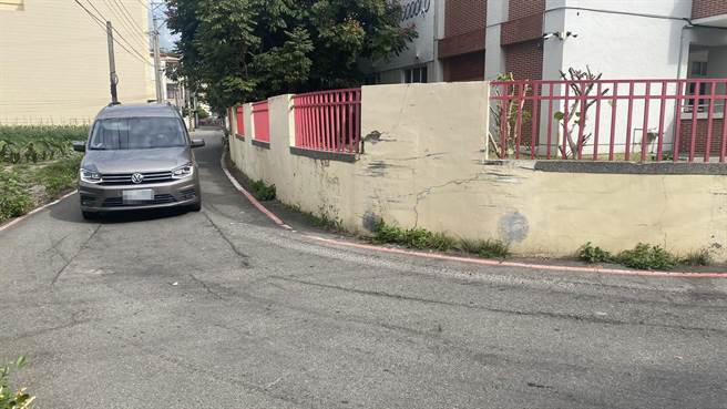 翁子国小通学巷道狭窄，影响学生安全，常有车辆擦撞围墙。（王文吉摄）