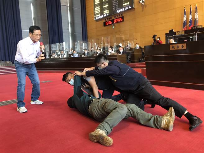 市議員吳敏濟指出，消防人員出勤常會遇到惡徒，如果有配帶「隨身影像記錄器」，方能自保與救護。（陳世宗攝）