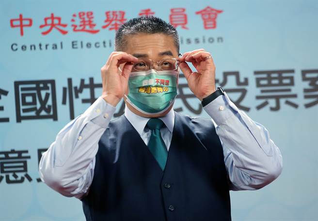 四大公投案第2場公投電視意見發表會18日舉行，在第19案公投綁大選公投案中，內政部長徐國勇擔任反方代表。（圖/范揚光攝）