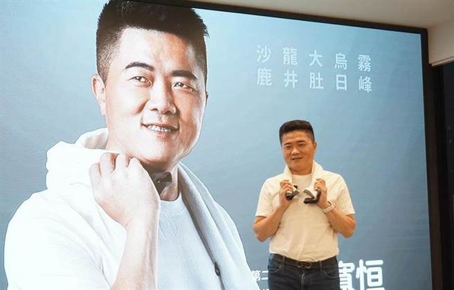 顏寬恒公布競選主視覺，一身白T恤搭配運動毛巾，展現為民服務的熱忱。（圖/王文吉攝）
