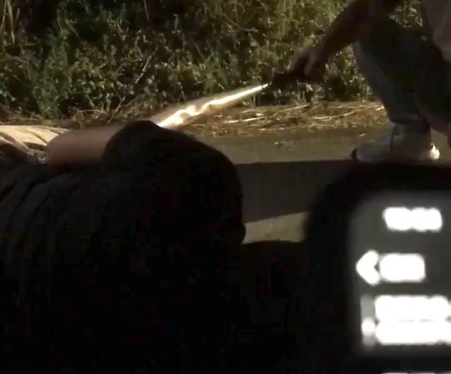 苏男被一阵毒打痛倒在地，旁边还有人持球棒。（翻摄照片／洪靖宜高雄传真）