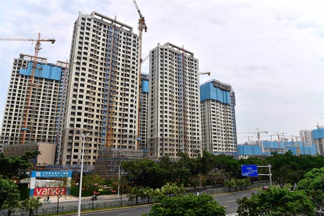 知名房企萬科總部日前下發一份主題為「節衣縮食」和打造「戰時氛圍」的倡議，要轉變黃金時代的慣性思維、花小錢辦大事，減少不必要的費用支出。圖為福建福州建設中的萬科房地產樓盤。（圖／中新社）