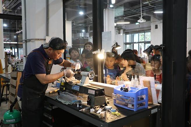 在自造者空间中，木工、金工、雷射切割、UV印刷及3D列印等50种机具设备操作展出，让人大开眼界。活动除参观自造者操作机具制作，也有机会参与实作与教学体验。(图片提供/M.ZONE大港自造特区)