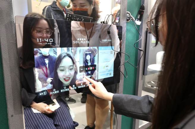 「2021 Meet Taipei創新創業嘉年華」18日開幕，廠商展出智慧魔髮鏡產品（iMojing），透過互動控鏡面，民眾可以與髮型師以視覺確認降低溝通誤差，並預見美妝與染髮後的效果，同時在民眾等待過程中也可以提供影視娛樂與消費購物的額外服務。（鄭任南攝）