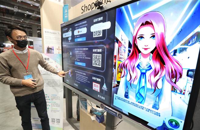 廠商展出3D體驗電商導購牆，消費者可以在商店內與虛擬店員互動，在觸控螢幕上延伸實體店面的有限空間，享受3D高質化商品畫面（鄭任南攝） 