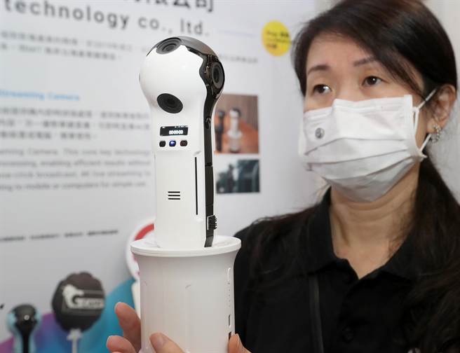 廠商展出含6鏡頭的360度全景攝影直播機，提供4K影片及8K全景照片，在內含4顆麥克風設計下，民眾可用手機直接控制直播的任何角度，輕巧達到無死角的直播服務。（鄭任南攝） 