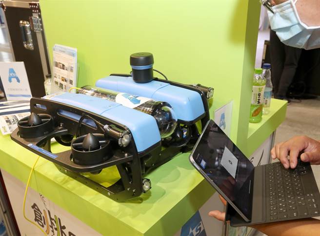 宜蘭縣的廠商展出一款構思自無人機的水下無人機，不是飛天而是潛入水中進行攝影以了解水中的現況，在經由連線的筆電控制最深可以下潛至150公尺深，除了提供船公司了解船身底部的現況，在搜救溺水民眾也提供了新的方法。（鄭任南攝） 