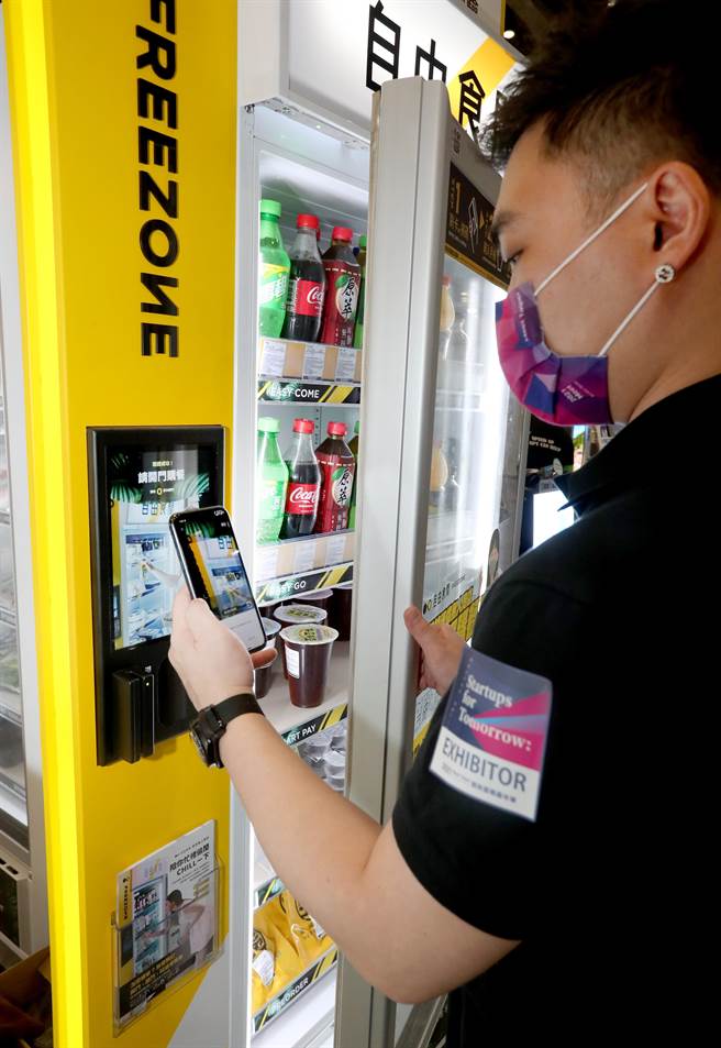廠商展出無人販賣機「自由食間」，上班族可以很便利使用設立在辦公室附近的無人販賣機，以手機掃碼或刷信用卡付款，立即開門享用新鮮直送的各式食品。（鄭任南攝） 