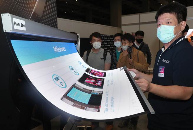 廠商方略電子展出號稱全球首創的可撓曲螢幕（Flexible AM Mini LED），具輕薄(＜1mm)、省電50％、可撓曲、可多屏無縫拼接的優勢，除了屏體不發熱之外，僅藉由12V電池即可驅動，隨處可用的特點也成為一大特色，將高端顯示技術結合創新多元的跨界場域應用。（鄭任南攝） 