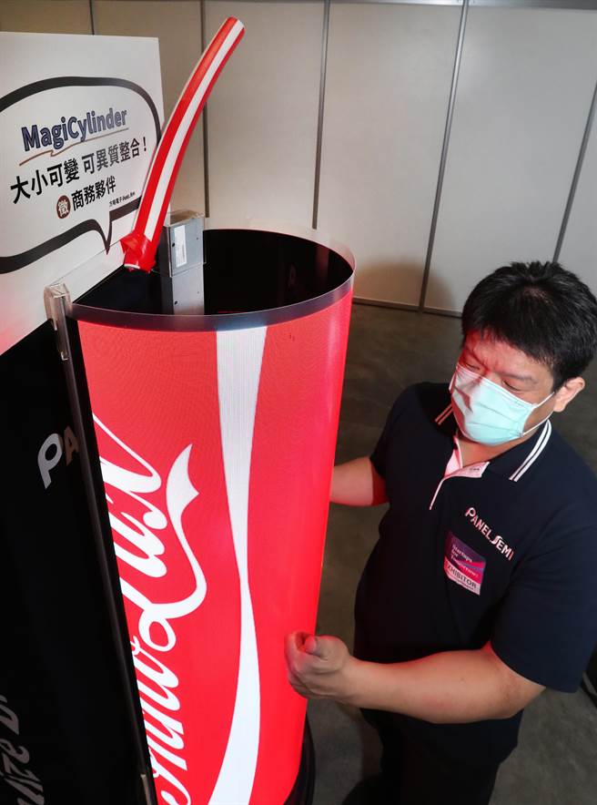 廠商方略電子展出號稱全球首創的可撓曲螢幕（Flexible AM Mini LED），具輕薄(＜1mm)、省電50％、可撓曲、可多屏無縫拼接的優勢，除了屏體不發熱之外，僅藉由12V電池即可驅動，隨處可用的特點也成為一大特色，將高端顯示技術結合創新多元的跨界場域應用。（鄭任南攝） 