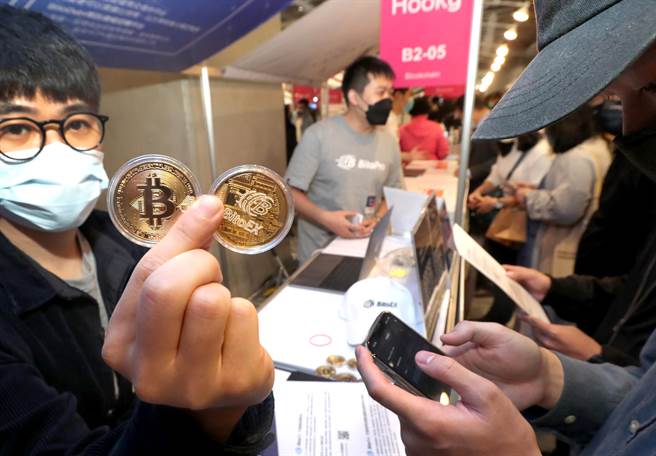 最新流行的虛擬貨幣本土平台廠商也在會場設展，以只要花費新台幣就可以購買虛擬貨幣為口號，吸引民眾加入虛擬貨幣的世界。（鄭任南攝）