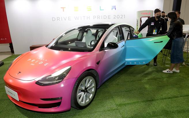 電動車大廠特斯拉也在現場展出彩虹特斯拉Model 3，邀請現場民眾填寫基本資料後就可以參加抽獎，有機會獲得限定彩虹特斯拉三天兩夜試駕體驗。（鄭任南攝）