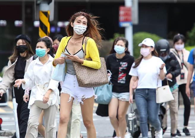 跳水式降温来了！气象局表示，下周起东北季风增强或大陆冷气团南下，气温将暴跌10度，高山地区不排除再度飘雪。(图/陈俊吉摄)