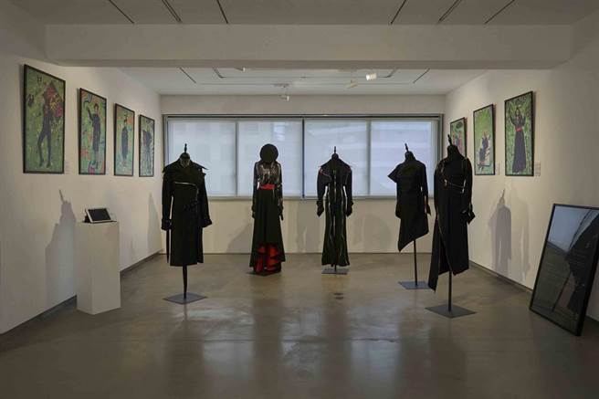 JENN LEE携手台湾精品拉炼大厂KCC合作，使用公母对接的復刻金属拉炼与废弃拉炼头，更以两种KCC特色拉炼本身的曲线塑造服装「变」与「流动」的视觉。（JENN LEE提供）