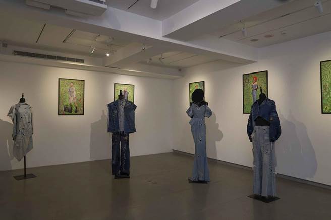 向粉丝募集二手牛仔服饰，再以手工钉制的金属鸡眼(eyelet)与废弃拉练头予以改造重生。（JENN LEE提供）