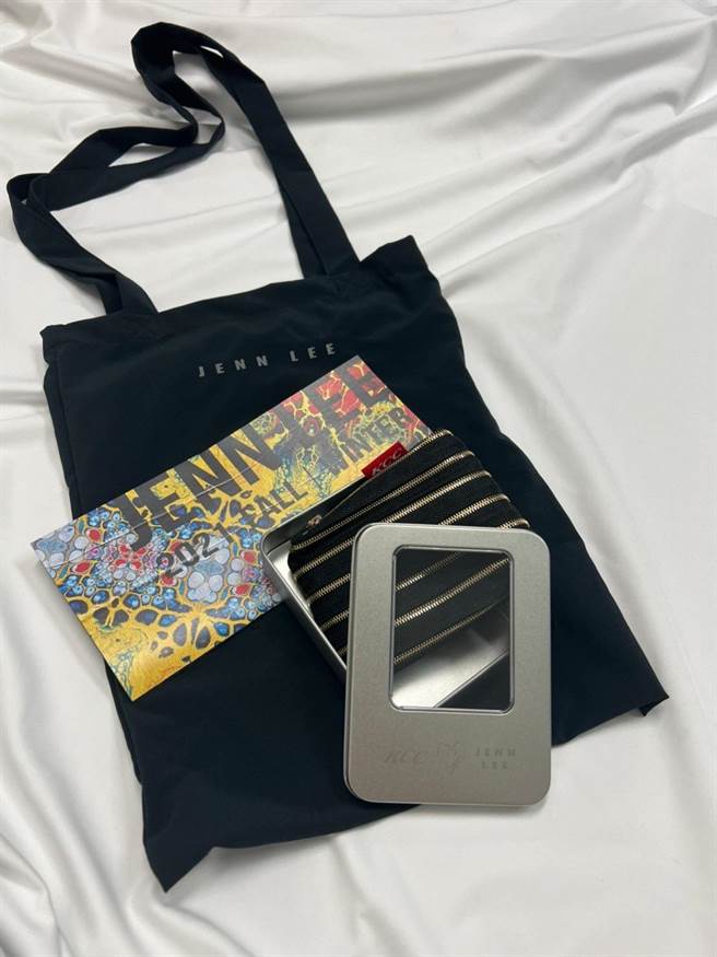 于展期间，观展拍照上传至IG限时动态标记@jennlee_official ，即有机会获得JENN LEE21FW展览限量托特包。（JENN LEE提供）