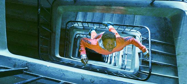 《仰望星空的少年》充满魔幻写实风格。（海鹏影业提供）