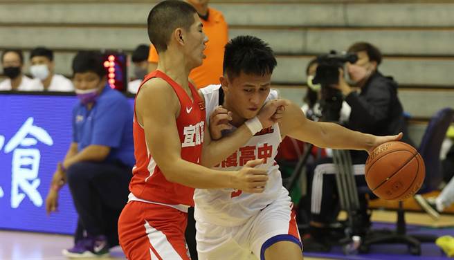光復陈将双在对手防守下努力突破。（高中体总提供）