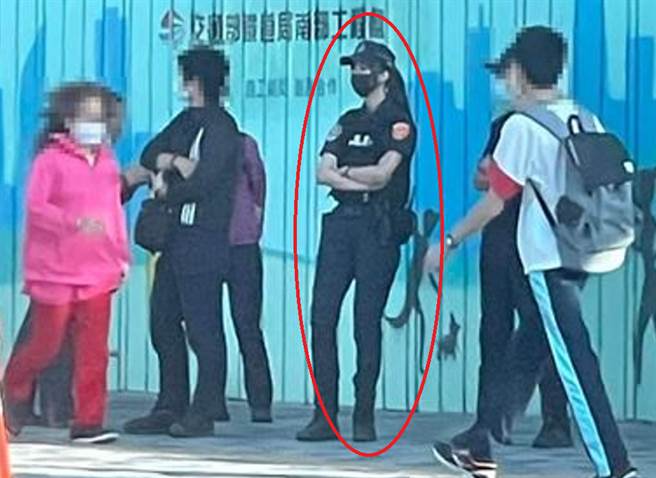 原po在高雄路边看到一名高冷长腿女警，心马上被收服。（ 图／翻摄自 爆料公社）