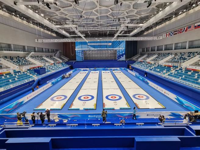 5G信号已覆盖冬奥所有场馆和道路。图为完成水冰转换的「冰立方」。（文匯报）