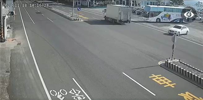 有网友认为事发前经过的小货车，可能恰好挡到驾驶与骑士的视线，导致未能及时察觉车况。（图／翻摄画面）