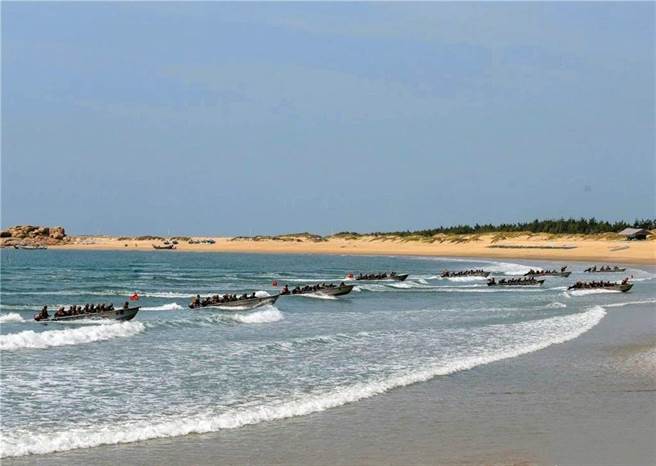 美国学者认为两栖登陆作战的难度动太高，大陆在10年内要成功军事占领台湾代价太大。（图／微博@东部战区）