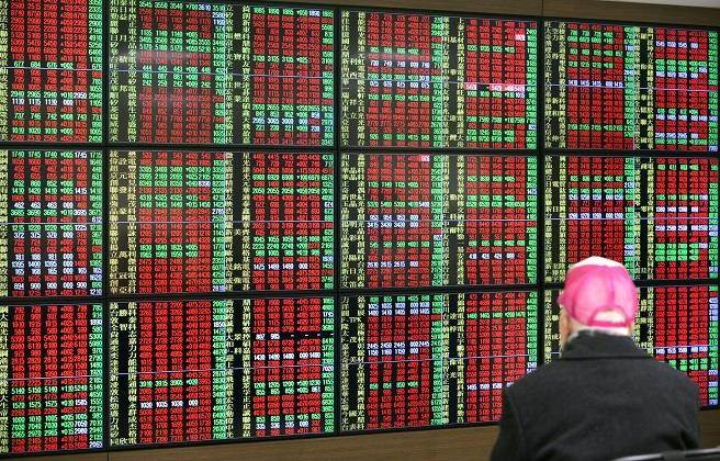 電金齊揚，台股指數站上萬八指日可待。(資料照)