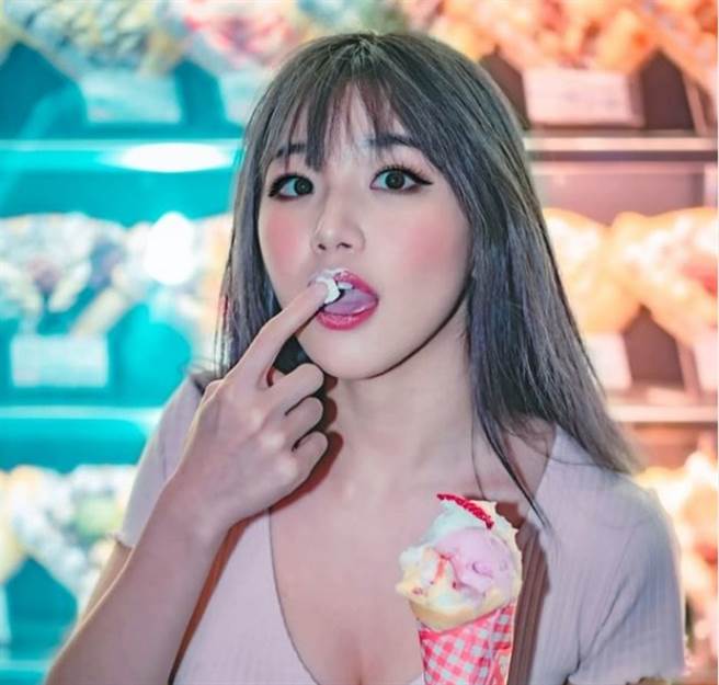 被封为「大马波神」的超人气网红萧佩儿。(图/ 摘自萧佩儿IG)