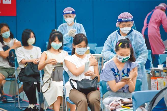 衛福部17日警告，高端混打其他疫苗缺乏臨床試驗或研究實證安全性與有效性，民眾應自行衡量接種後副作用風險。圖為8月時，年輕民眾前往台北田徑場注射高端疫苗情形。（本報資料照片）
