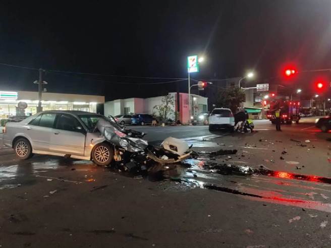 台南市佳里区子龙里7-11子龙门市前，18日晚间9点半发生2辆轿车碰撞车祸。（读者提供／张毓翎台南传真）